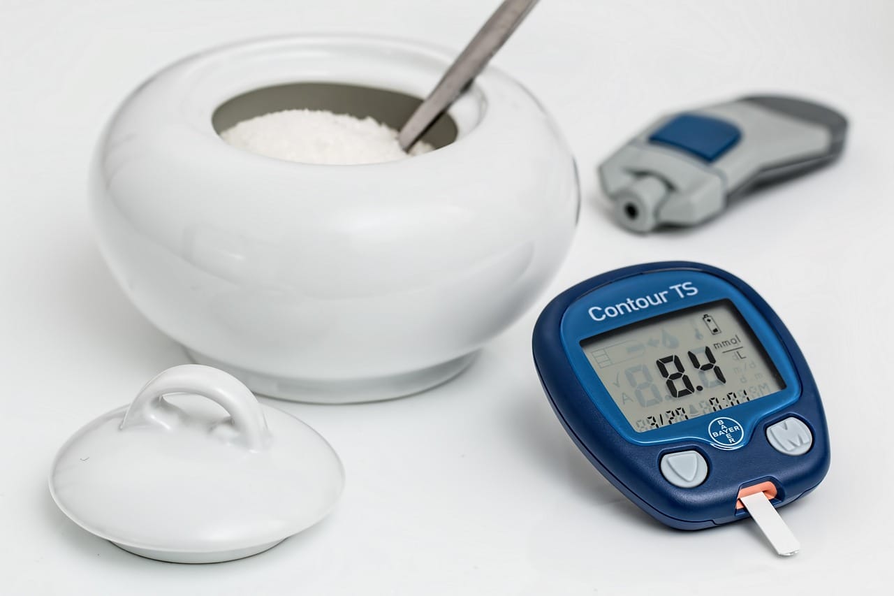 Blutzuckermessgerät neben Zucker